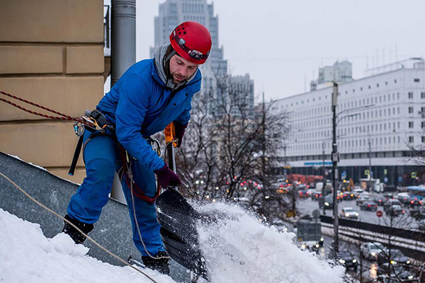 Очистка кровли от снега и наледи