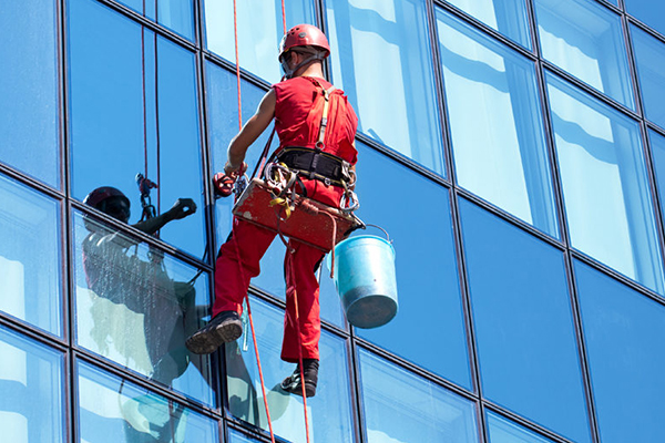 Очищение и мытьё окон и других элементов фасадов зданий