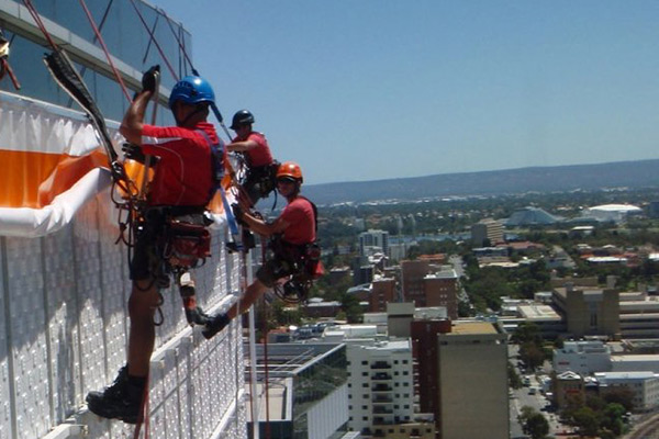 Монтаж-демонтаж рекламы