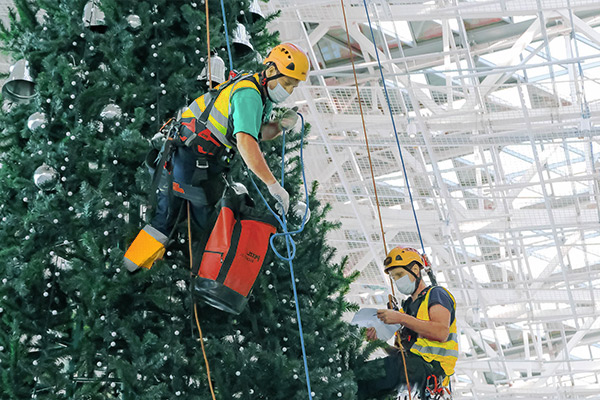 Новогоднее оформление фасадов домов, зданий и внутри торговых центров